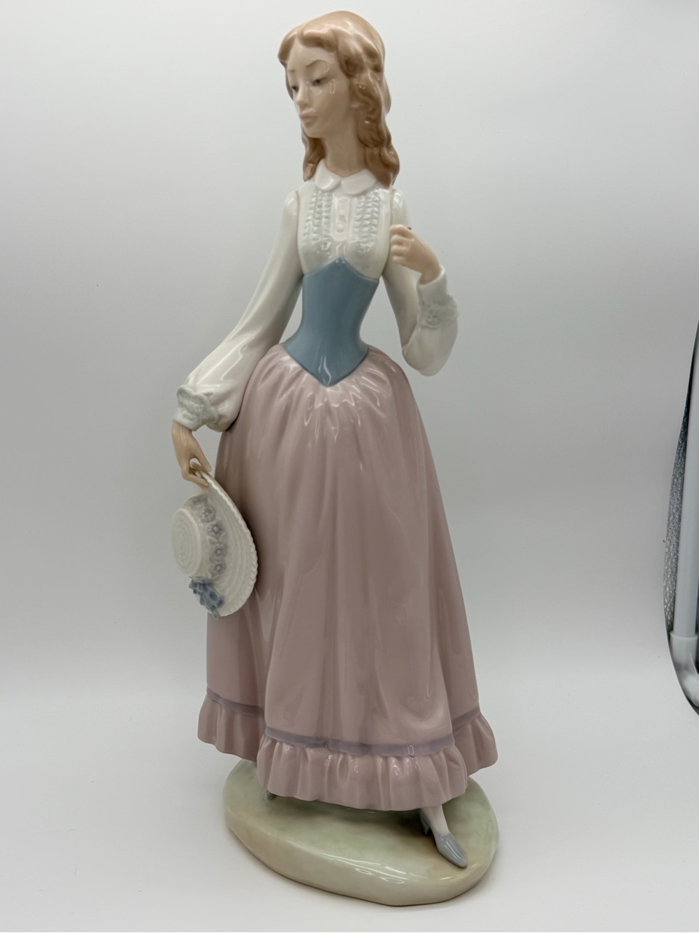 Lladro #5005 “Eloise” Figurine